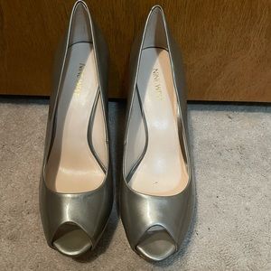 NEVER WORN Nine West Champagne peep toe heels